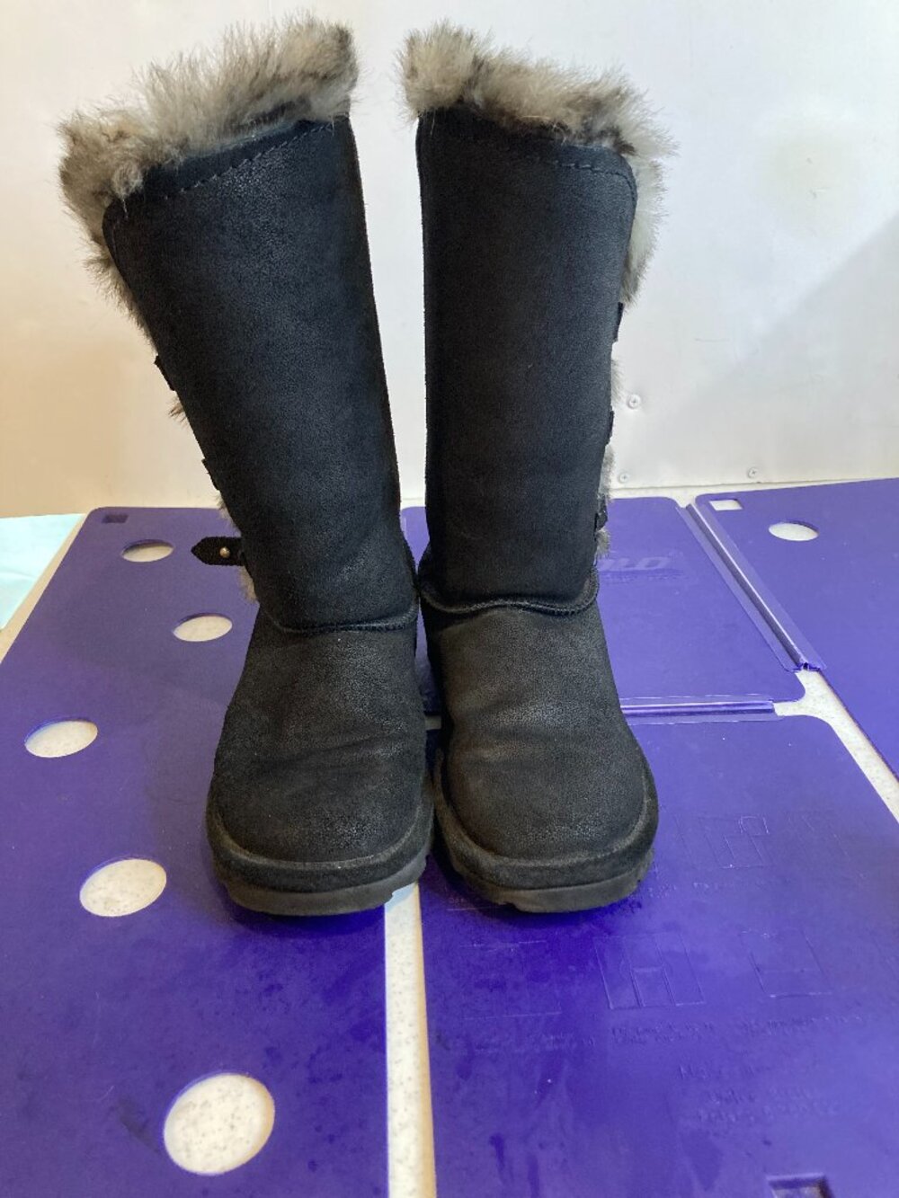 BEARPAW WOMENS SUEDE EMERY BOOT W/ SHEEP SKIN FOOTBED SIZE 6